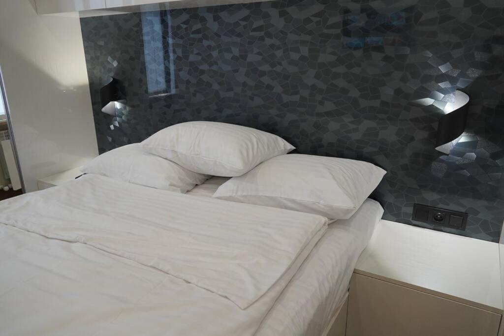 Lovely, Newly Remodeled Apartment In Yerevan! Ngoại thất bức ảnh